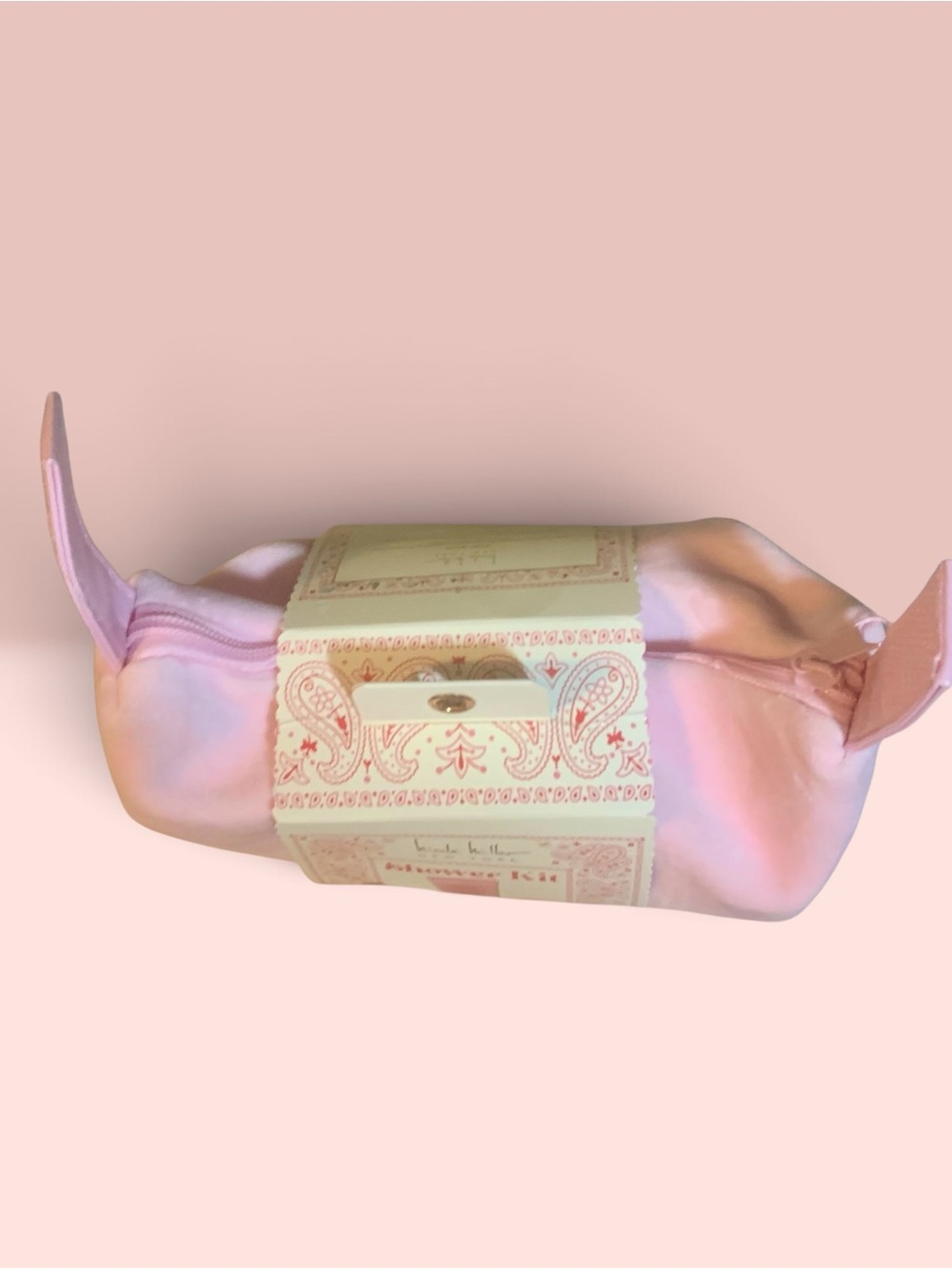 Nicole Miller New York "Strawberries & Vanilla" Shower Kit with Plush Bonus Bag - Picture 4 of 5